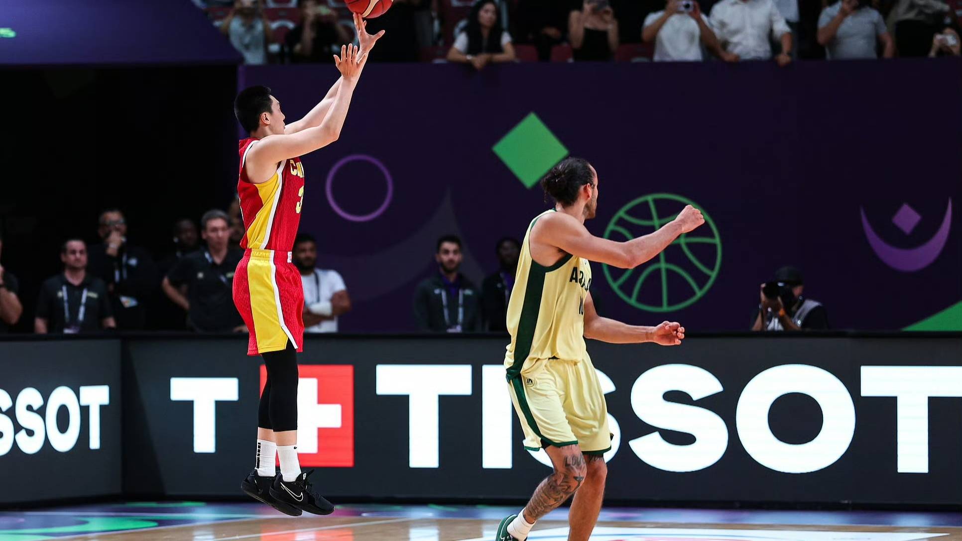 球队实力对决，篮球热闹比拼