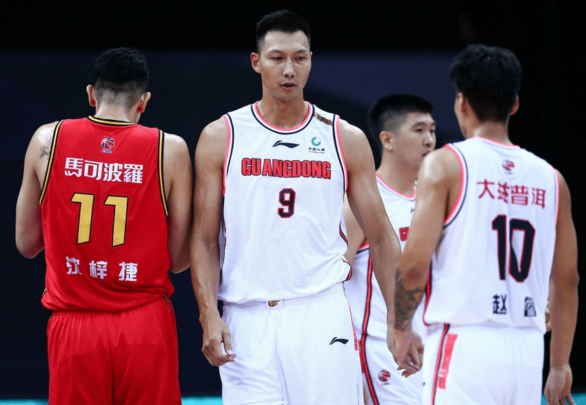 深圳队完胜福建队，布克统治全场