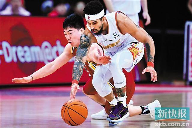 深圳队完胜福建队，布克统治全场