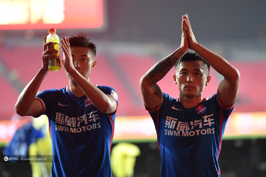 包含重庆斯威客场大胜河北华夏，争取保级希望的词条