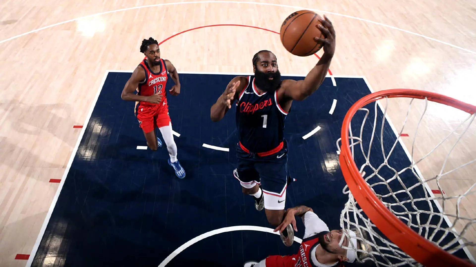 勇士双塔联手,击败快船豪取七连胜 勇士双塔联手,击败快船豪取七连胜