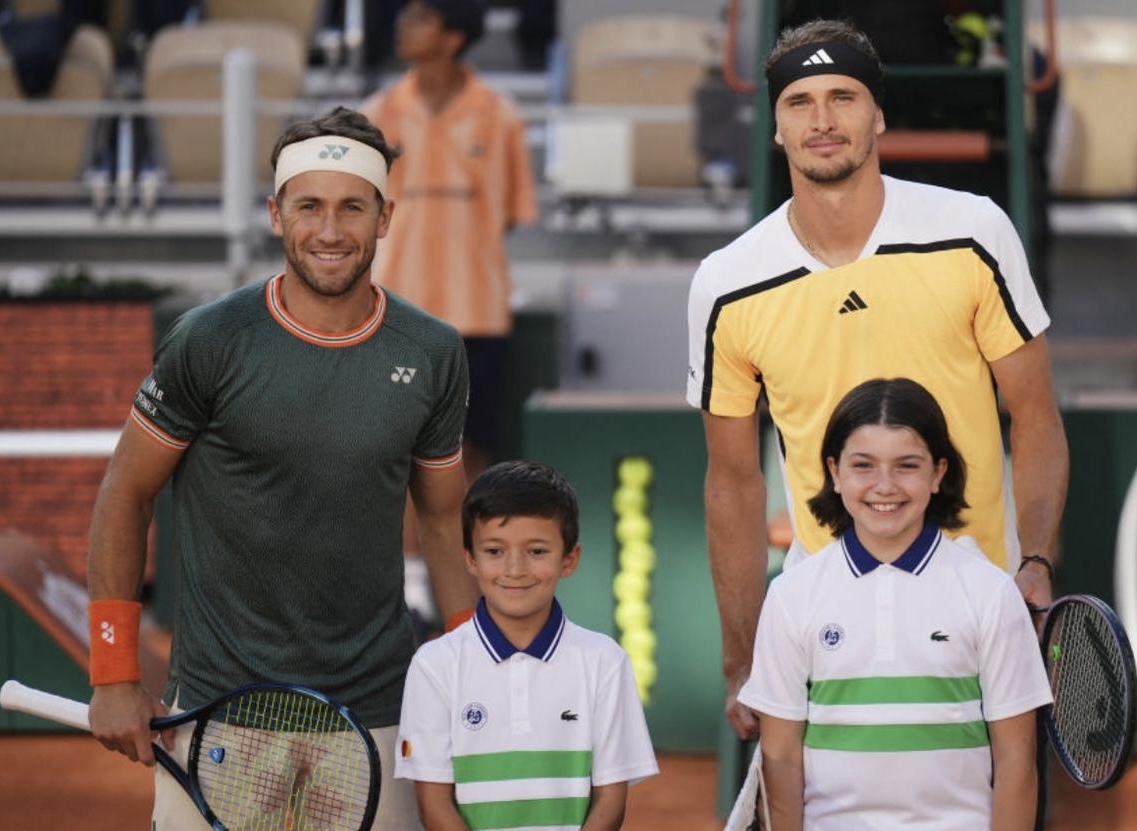 包含法国网球队完胜美国网球队，兹维列夫关键制胜的词条