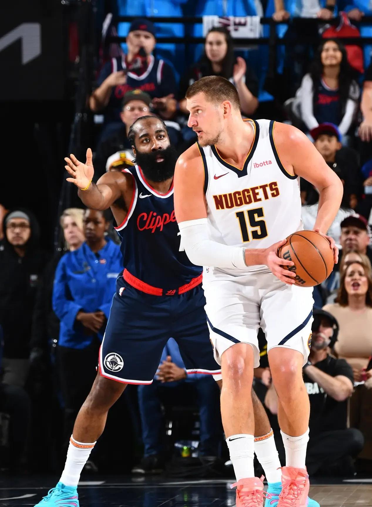 包含独行侠险胜湖人，约基奇惊艳四座的词条