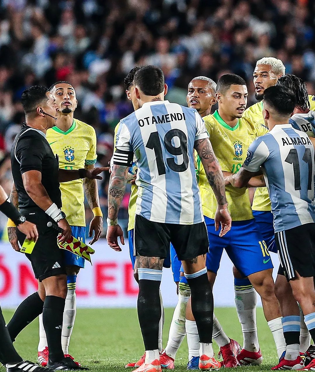 包含阿根廷完胜切尔西，迪马利亚刷新纪录的词条