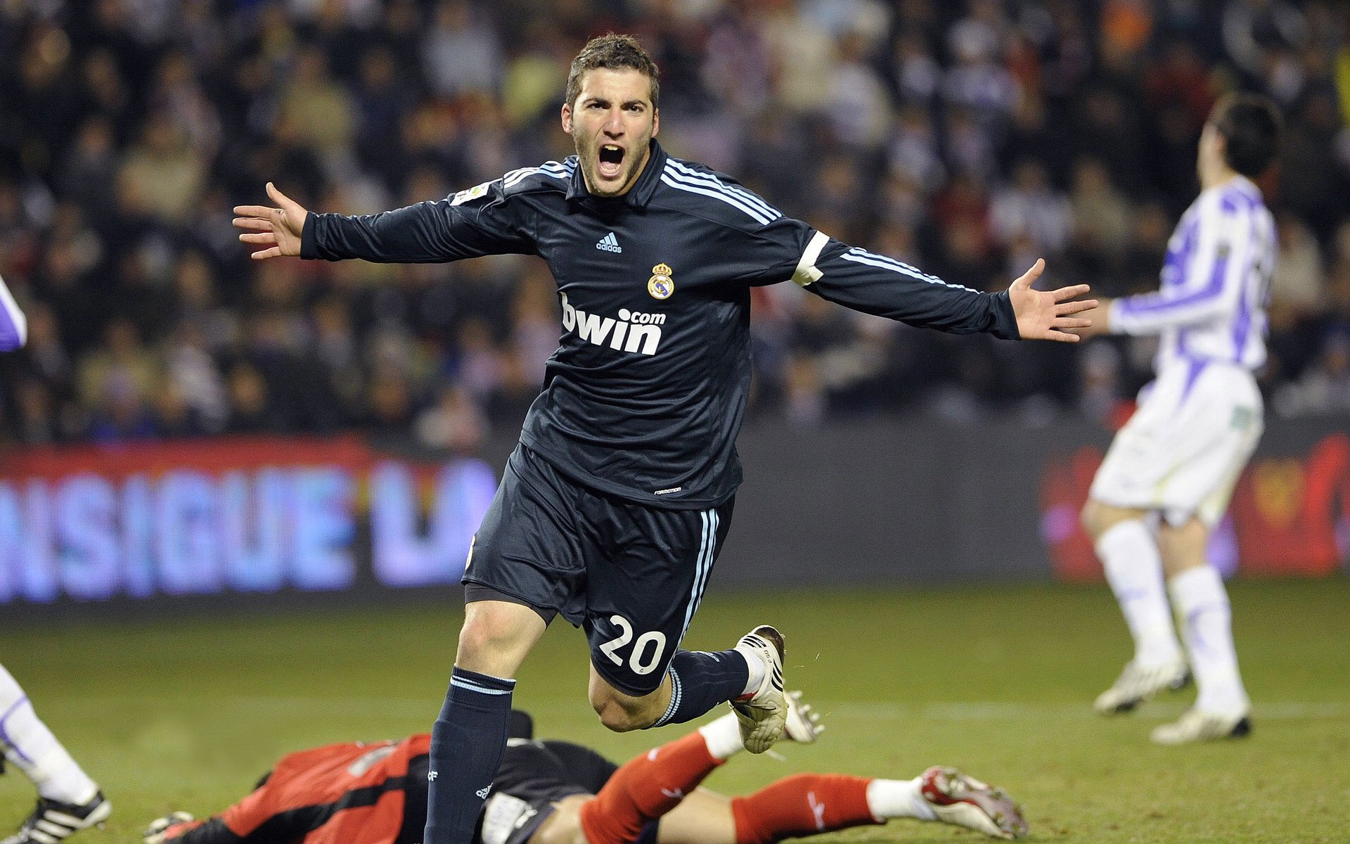 火箭强势拿下北京队,布克在英超争冠接管比赛,跨界竞技的胜利哲学